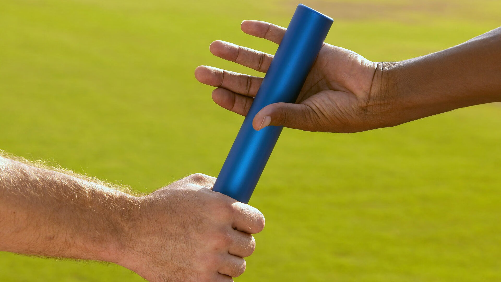 在一次比赛中,他用“完美”挡拆配合助攻队友扣篮,赢得全场掌声!